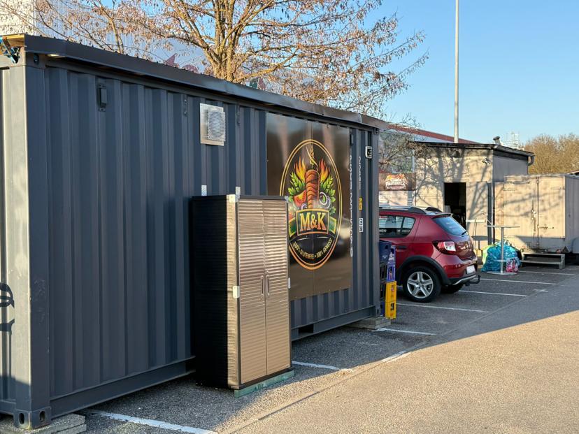 M&K Döner Container auf dem Parkplatz