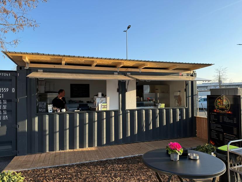 M&K Döner Container vor dem Eingang